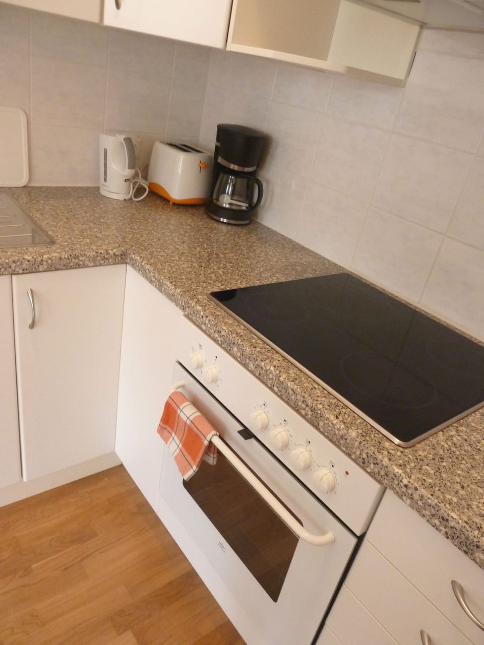 City Apartment, 2 Bedrooms | Private kitchen | Fridge, oven, stovetop, coffee/tea maker