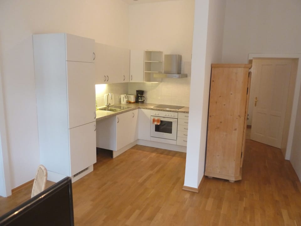 City Apartment, 2 Bedrooms | Private kitchen | Fridge, oven, stovetop, coffee/tea maker