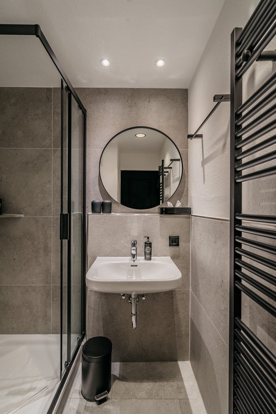 Business Single Room, 1 King Bed | Bathroom | Shower, eco-friendly toiletries, hair dryer, towels
