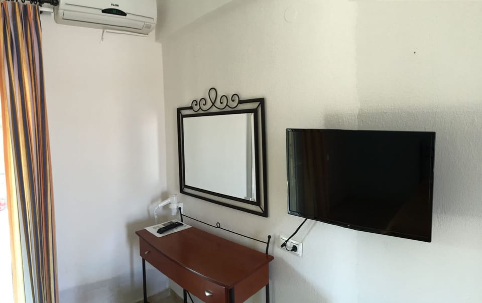 Studio | Egyptian cotton sheets, premium bedding, desk, blackout drapes