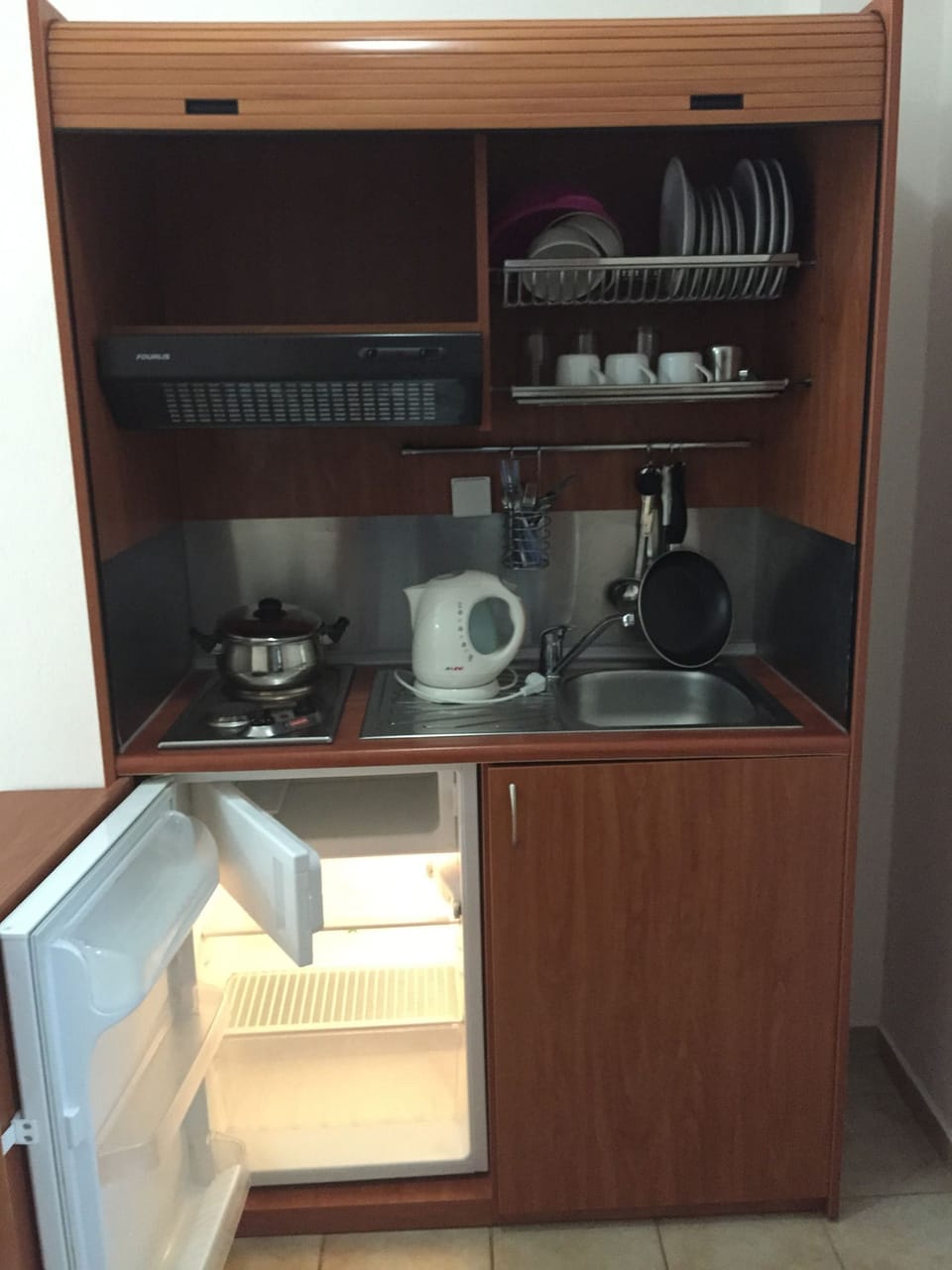 Studio | Private kitchenette | Fridge, stovetop, electric kettle, cookware/dishes/utensils