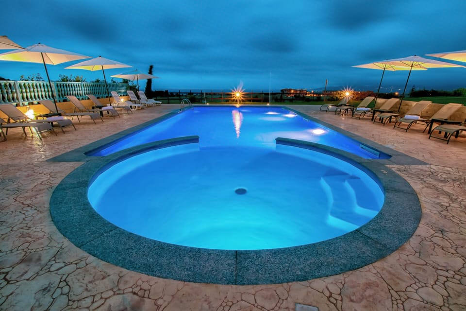 Outdoor pool, pool umbrellas, sun loungers