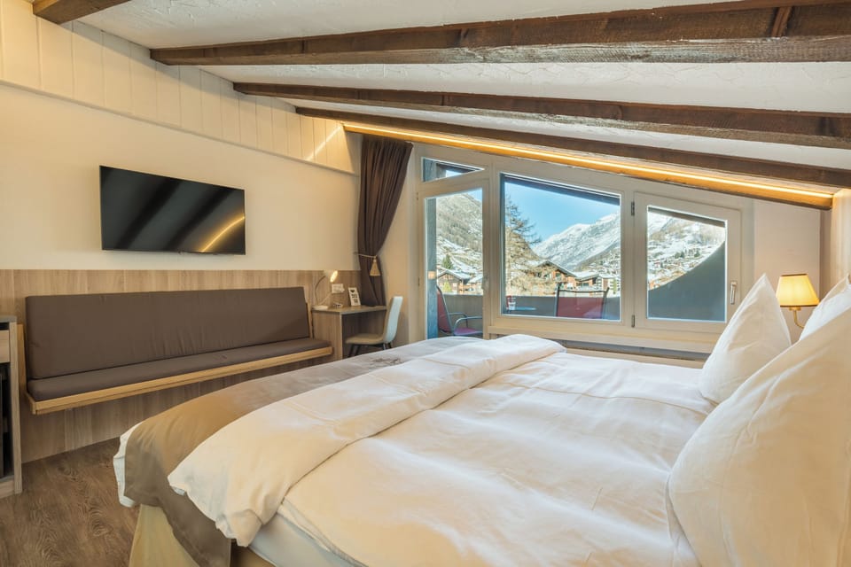 Standard Double Room, Balcony | Minibar, in-room safe, desk, cribs/infant beds