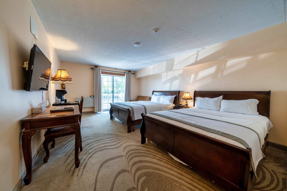 Comfort Room, 2 Queen Beds, Non Smoking | Premium bedding, minibar, desk, iron/ironing board