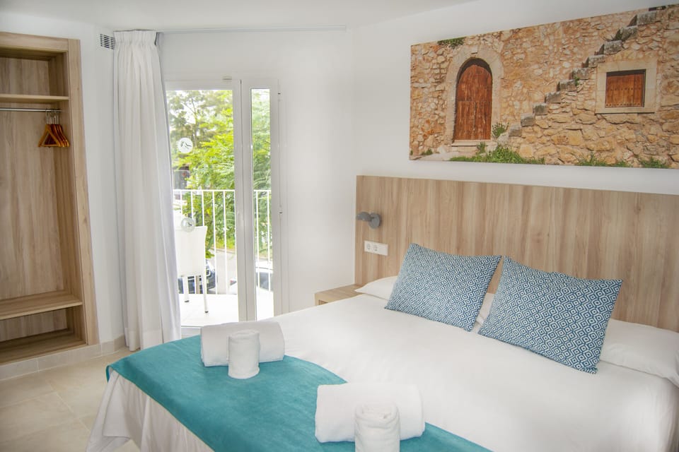 Premium bedding, down comforters, minibar, in-room safe