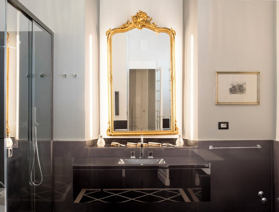 Suite | Bathroom | Shower, rainfall showerhead, free toiletries, hair dryer
