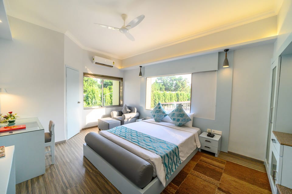 Premier Room | 1 bedroom, premium bedding, minibar, in-room safe