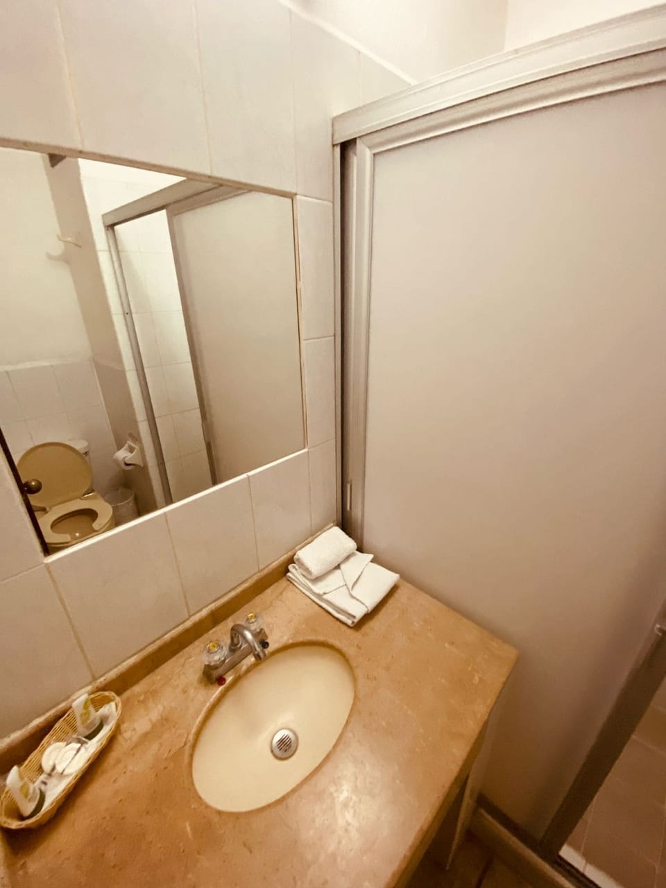 Shower, free toiletries, towels