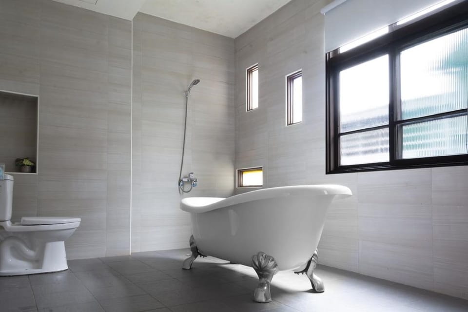 Superior Double Room, Balcony | Bathroom | Free toiletries, hair dryer, slippers, towels
