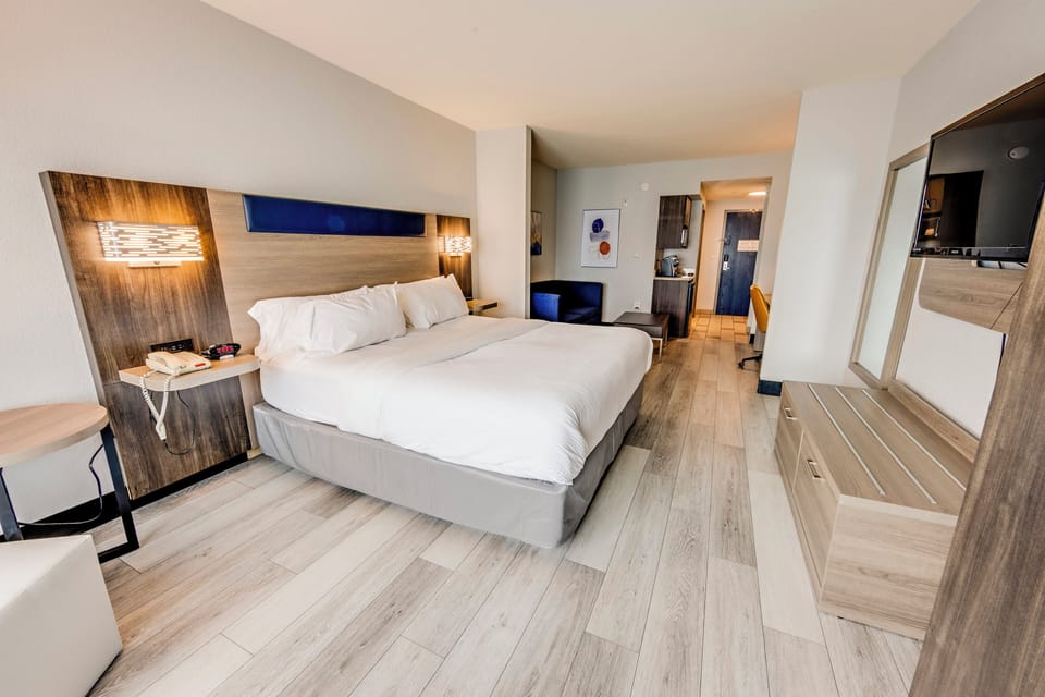 Premium bedding, pillowtop beds, in-room safe, individually decorated