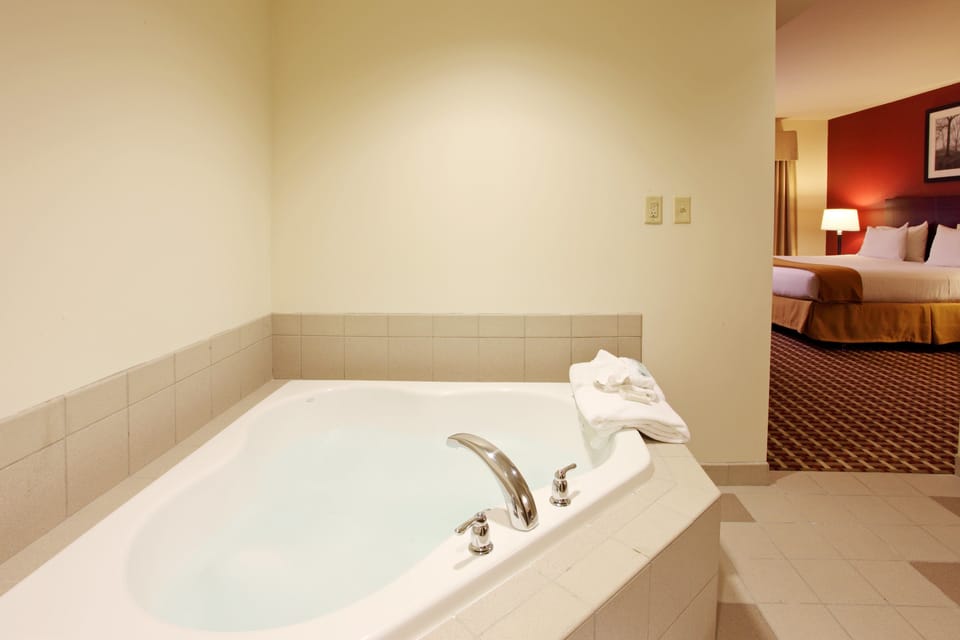 Standard Room, 1 King Bed with Sofa bed | Jetted tub