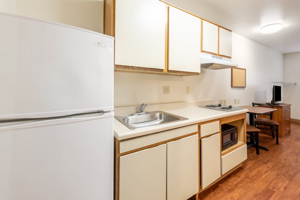 Full-size fridge, microwave, stovetop