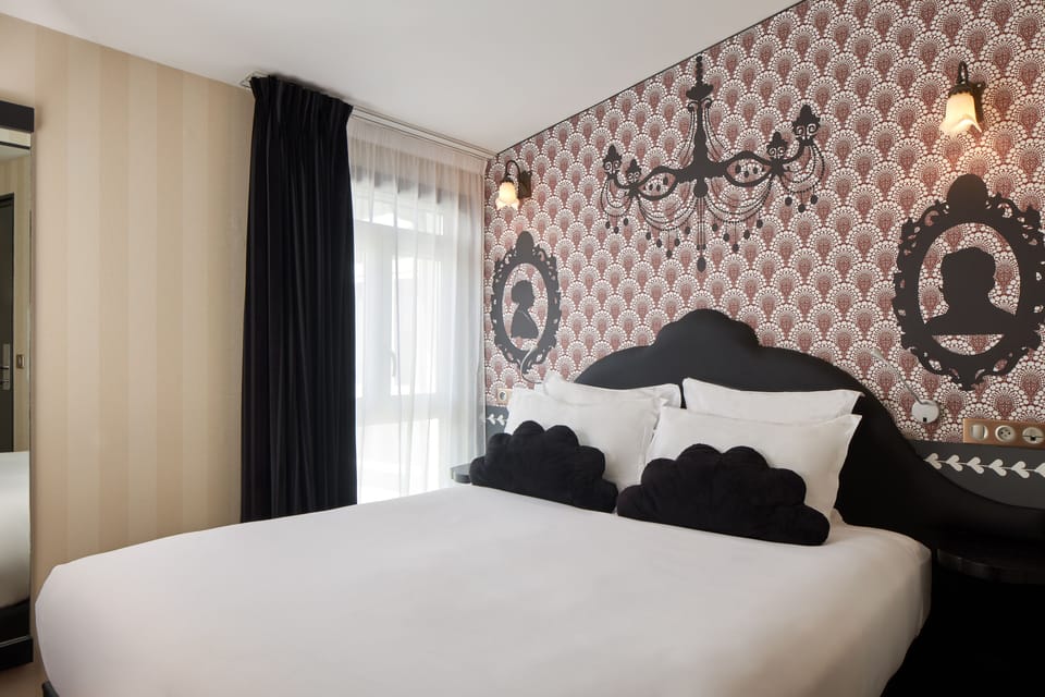 Classic Room, 1 Queen Bed | Premium bedding, in-room safe, desk, blackout drapes