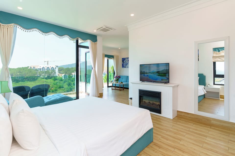 Luxury Double Room | Minibar, in-room safe, individually furnished, desk