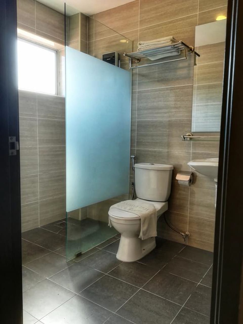 Deluxe Triple Room | Bathroom | Shower, free toiletries, hair dryer, towels