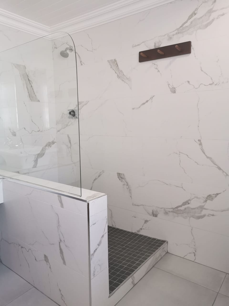 Standard Double or Twin Room | Bathroom | Shower, rainfall showerhead, free toiletries, hair dryer