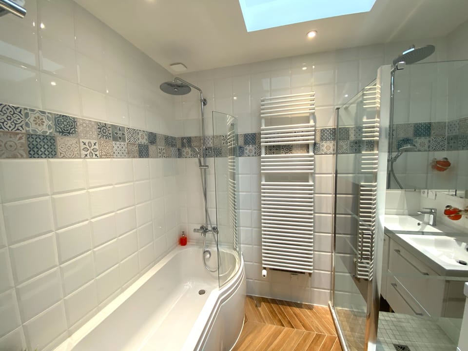 Deluxe Suite, 2 Bedrooms | Bathroom | Hair dryer, bathrobes, towels
