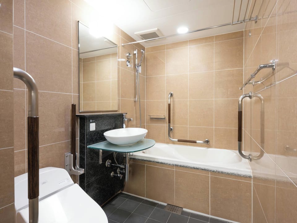 Deluxe Twin Room | Bathroom | Combined shower/tub, deep soaking tub, free toiletries, hair dryer