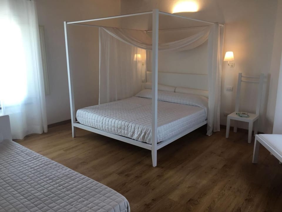 In-room safe, cribs (free), WiFi (free), bed sheets