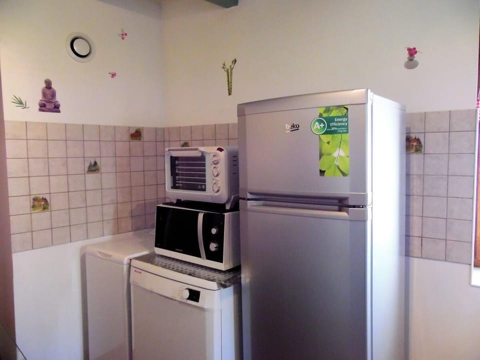 Comfort Cottage, Ensuite | Private kitchen | Highchair