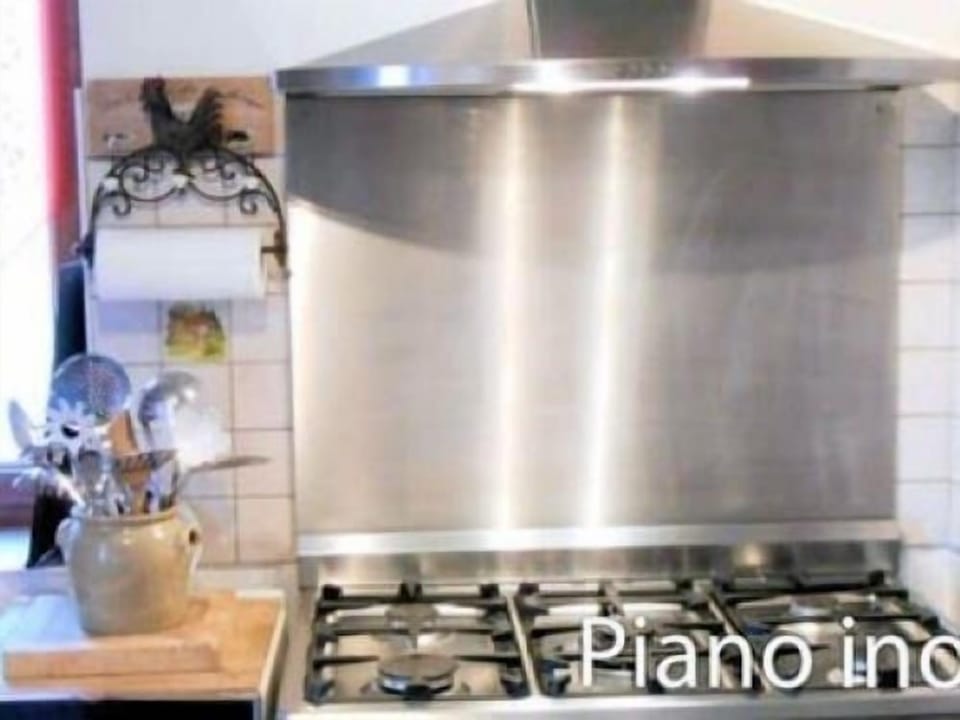 Comfort Cottage, Ensuite | Private kitchen | Highchair