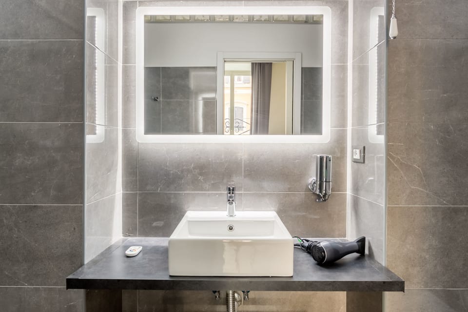 Shower, rainfall showerhead, free toiletries, hair dryer