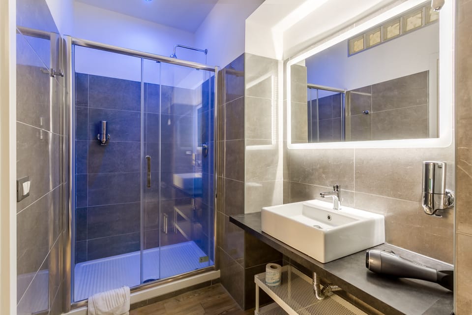 Shower, rainfall showerhead, free toiletries, hair dryer