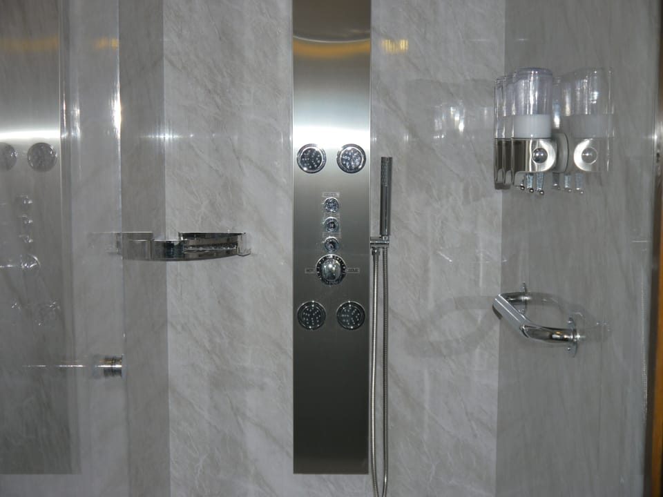 Deluxe Suite, 1 King Bed, Non Smoking | Bathroom shower