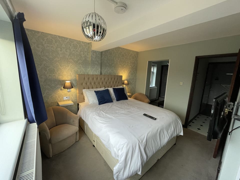Deluxe Suite, 1 King Bed, Non Smoking | 1 bedroom, premium bedding, Select Comfort beds, desk
