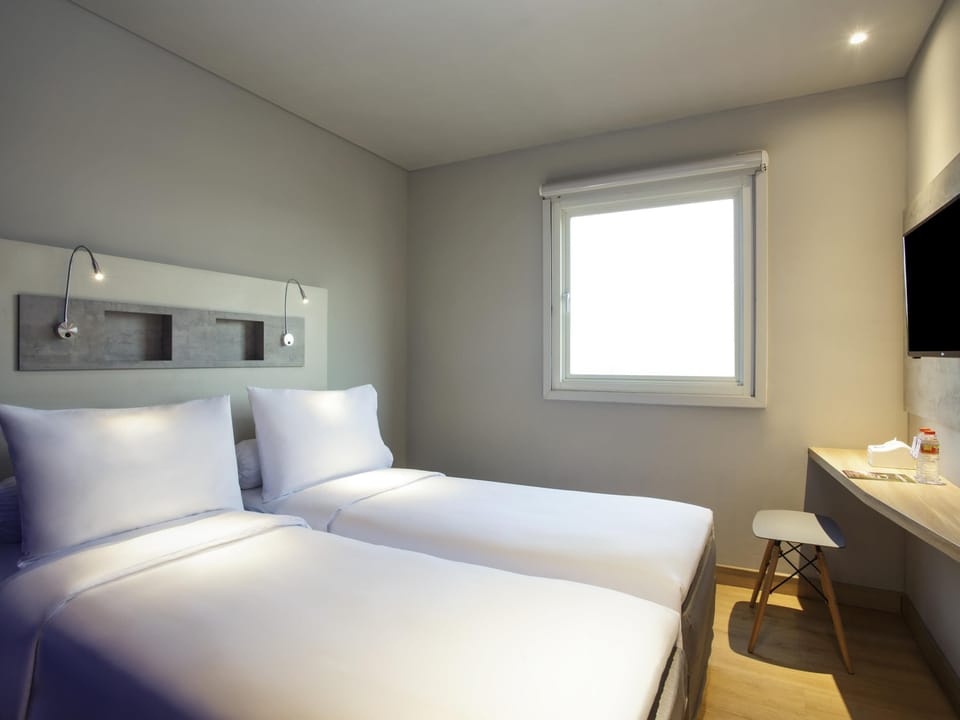 Standard Room, 2 Twin Beds | Premium bedding, in-room safe, desk, soundproofing