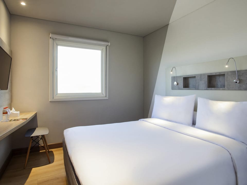 Standard Room, 1 Queen Bed | Premium bedding, in-room safe, desk, soundproofing