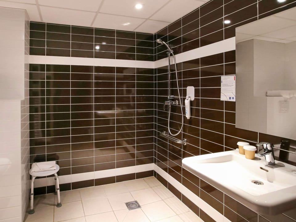 Family Room | Desk, soundproofing, free cribs/infant beds, free WiFi