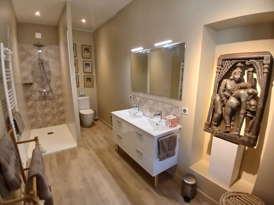 Exclusive Suite, Ensuite (Suite "Kama") | Bathroom | Shower, rainfall showerhead, free toiletries, hair dryer