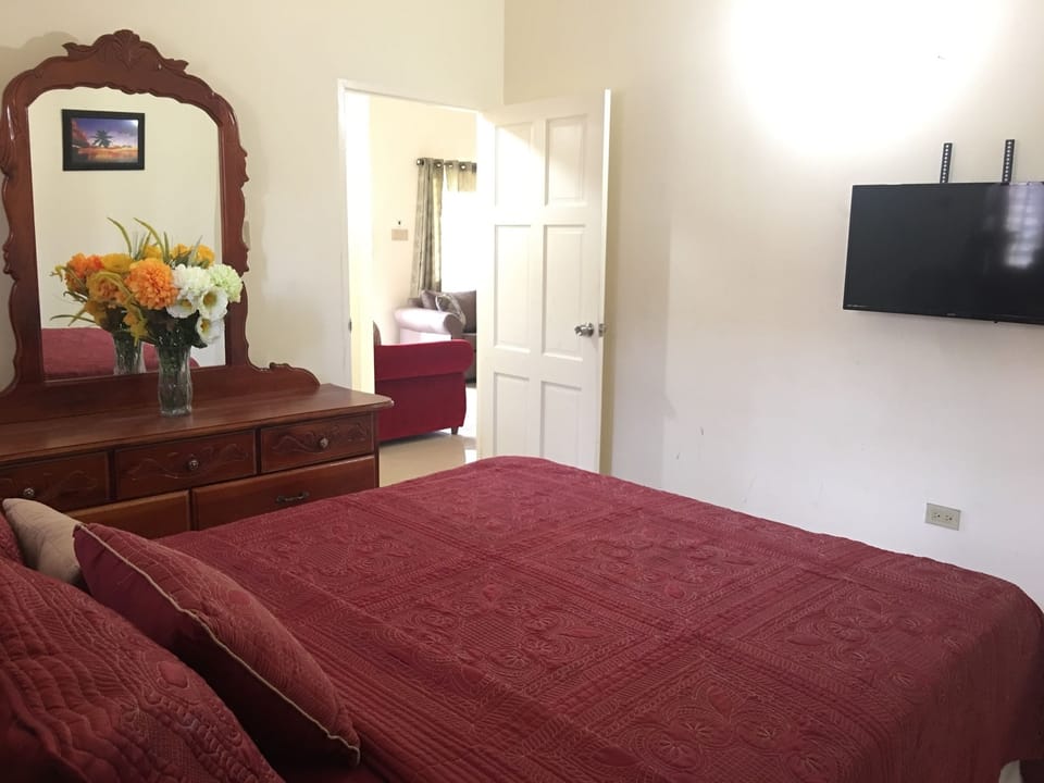 Family House, Non Smoking | Bathroom | Combined shower/tub, free toiletries, towels