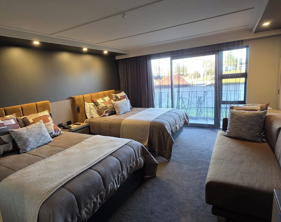 Deluxe Twin Room | In-room safe, desk, blackout drapes, soundproofing