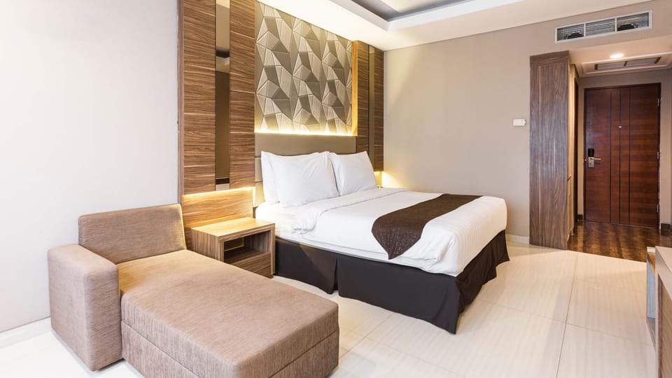 Executive Double Room | Desk, rollaway beds, free WiFi, bed sheets