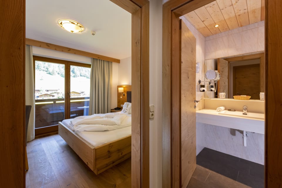 Standard Single Room, Balcony, Mountain View (Classic) | Bathroom | Free toiletries, hair dryer, bathrobes, towels