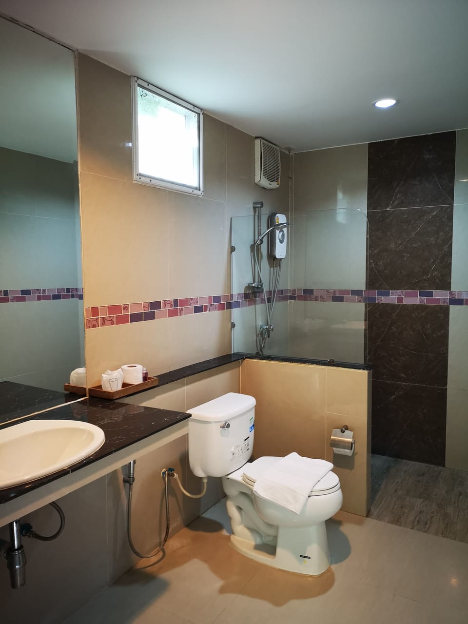 Standard Twin Room, 2 Twin Beds, Non Smoking | Bathroom | Shower, free toiletries, towels