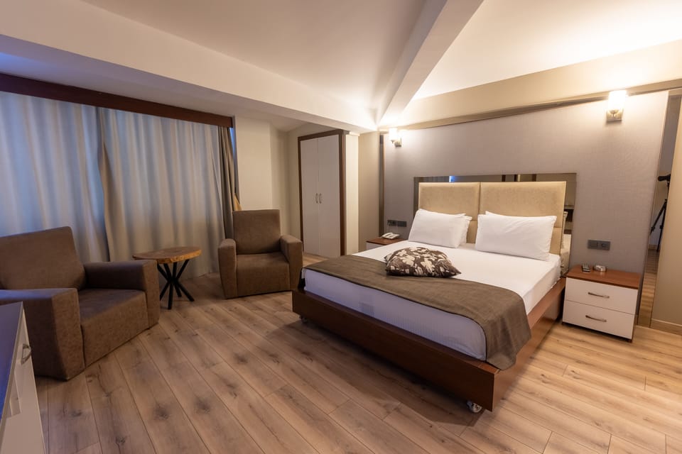 Minibar, in-room safe, soundproofing, WiFi (free)