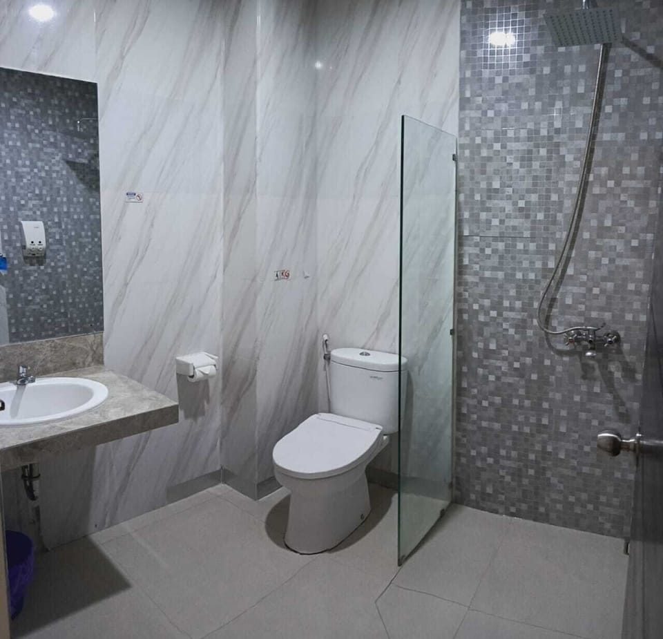 Shower, free toiletries, towels, soap