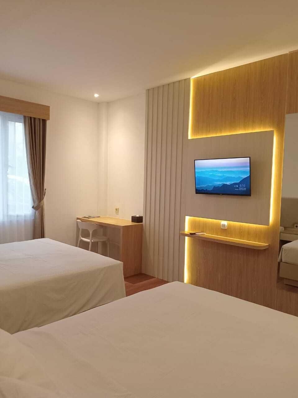 Family Room | Desk, laptop workspace, free WiFi, bed sheets