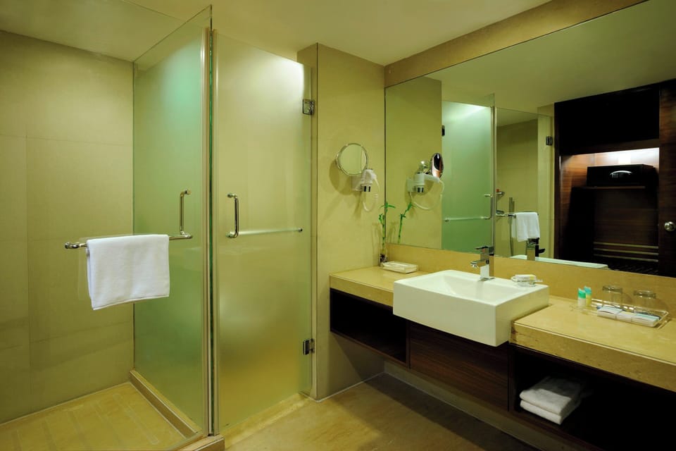 Superior Room, 2 Twin Beds | Bathroom | Shower, rainfall showerhead, free toiletries, hair dryer