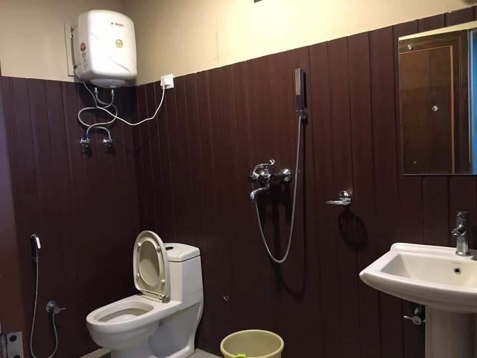 Executive Twin Room, 1 Queen Bed, Non Smoking | Bathroom | Shower, free toiletries