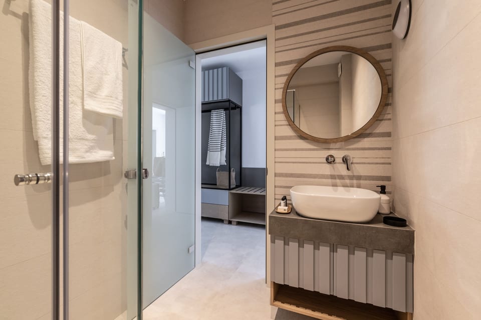 Superior Room | Bathroom | Shower, free toiletries, hair dryer, towels