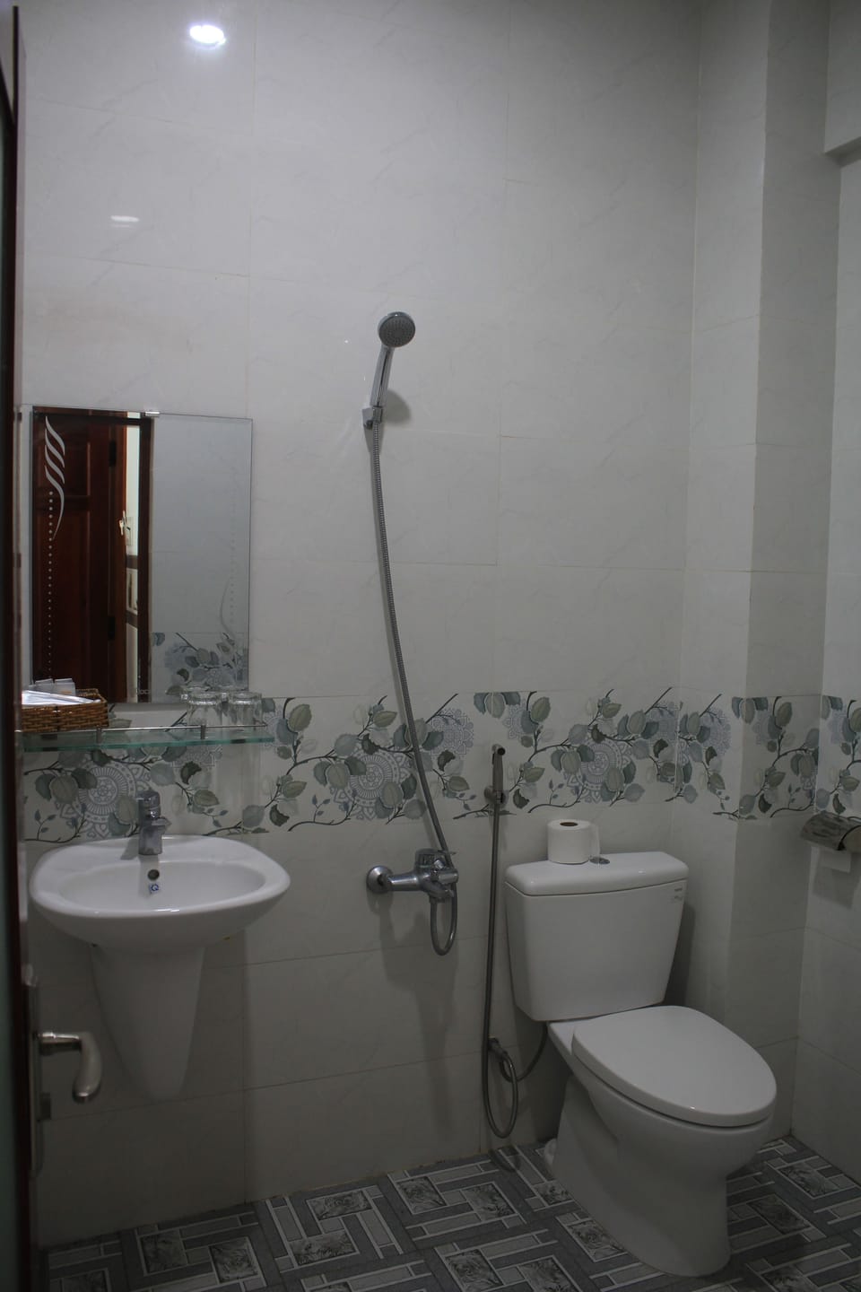 Shower, rainfall showerhead, free toiletries, hair dryer