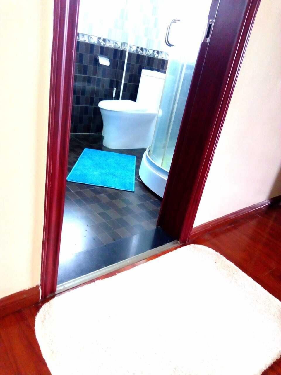 Apartment, 3 Bedrooms | Bathroom | Separate tub and shower, deep soaking tub, slippers, towels