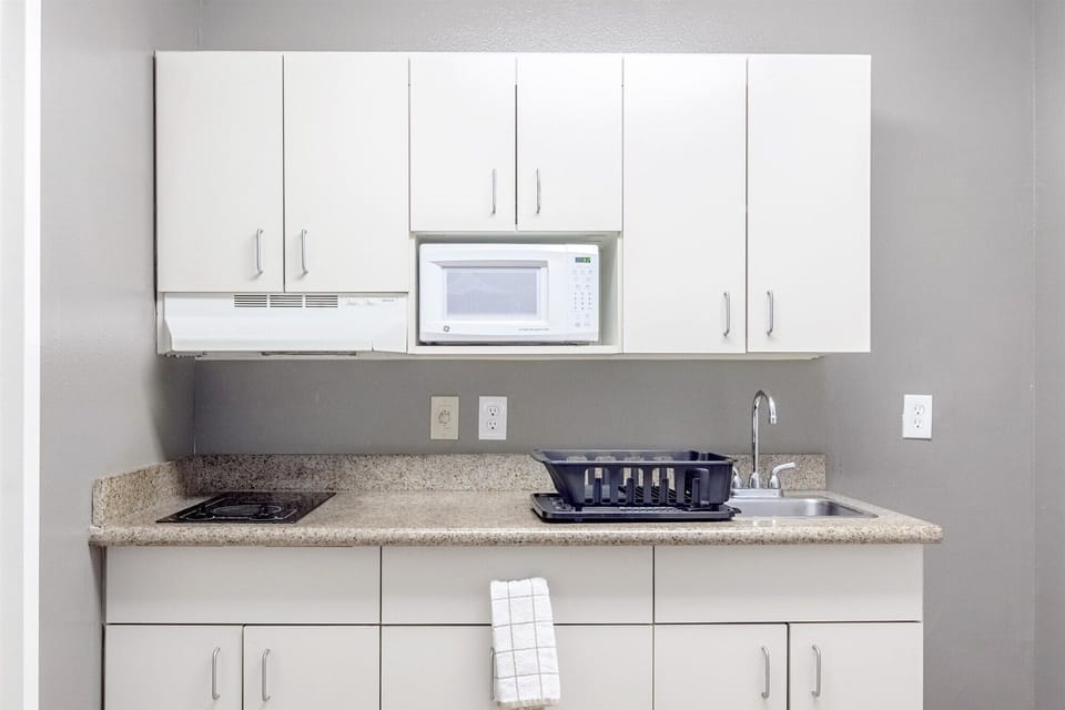 Coffee/tea maker, full-size fridge, microwave, stovetop