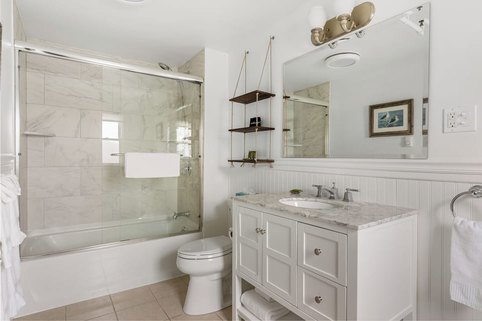 Carriage House King Suite | Bathroom | Combined shower/tub, free toiletries, hair dryer, towels