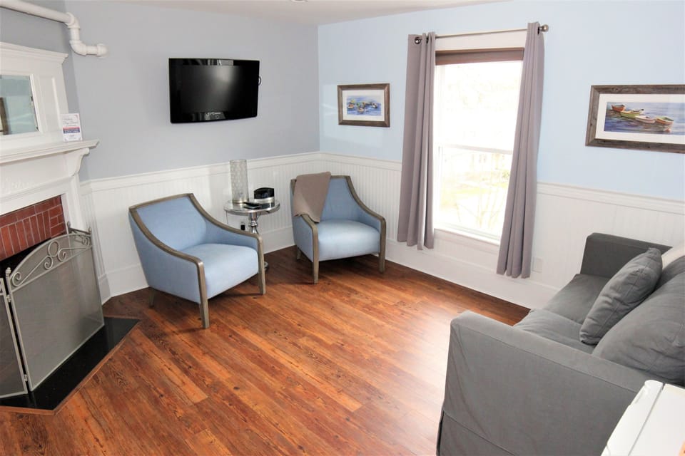 Carriage House King with Sleeper Sofa | Living area | 32-inch flat-screen TV with satellite channels, TV