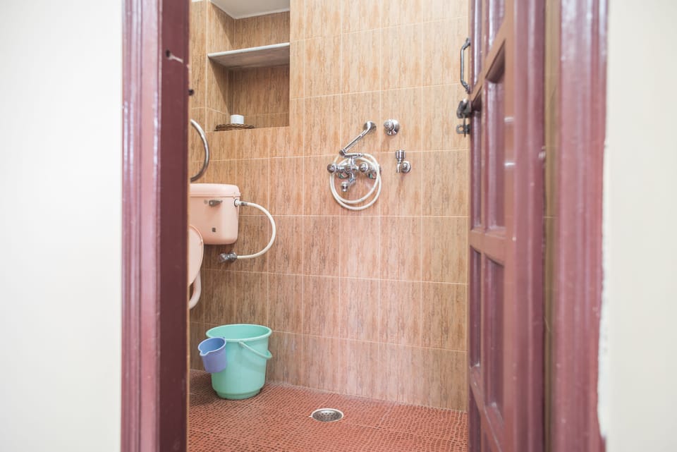 Deluxe Room | Bathroom | Shower, hydromassage showerhead, designer toiletries, hair dryer